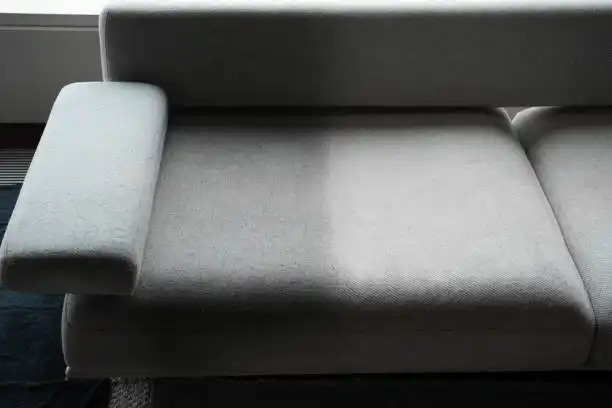 “نتائج تنظيف الكنب والمجالس من شركة يونايتد كلين قبل وبعد التنظيف”